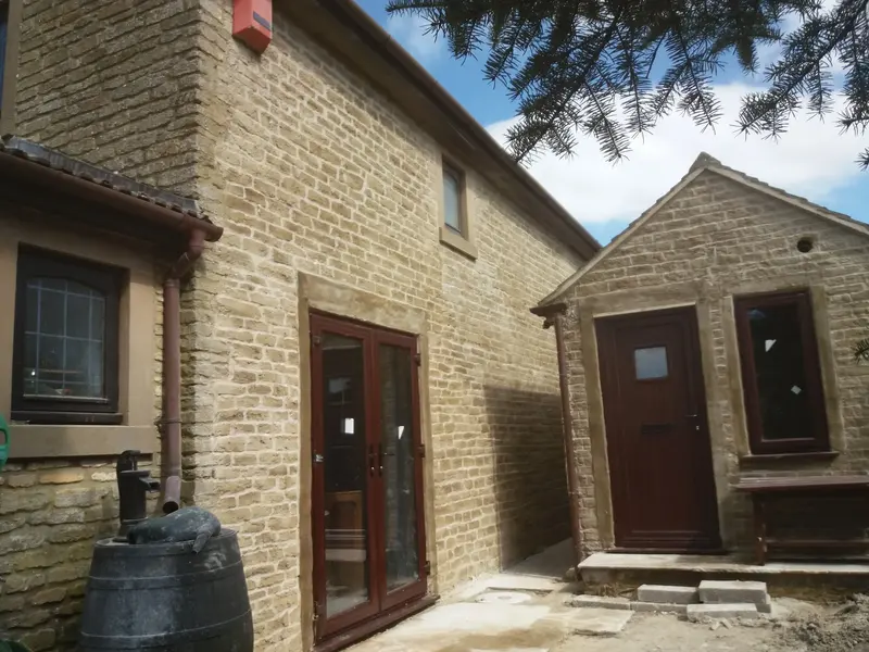 Façade de maison habillée d'un crépi effet pierre reconstituée à Tarbes