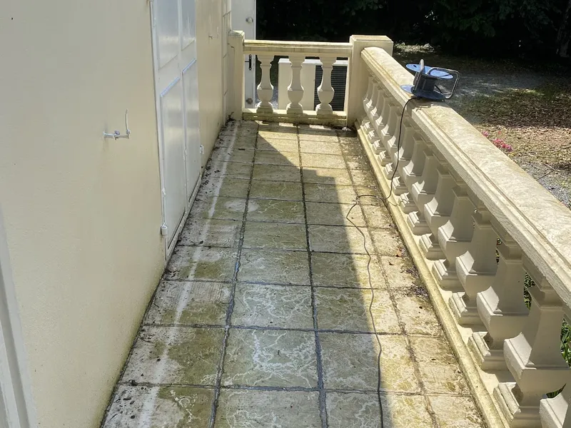 Nettoyage haute pression d'une terrasse et d'une façade encrassées à Tarbes