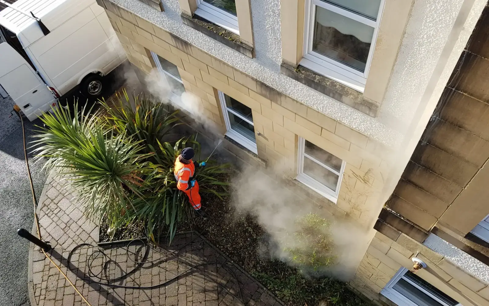 Nettoyage de façade en pierre au jet basse pression par un professionnel à Tarbes