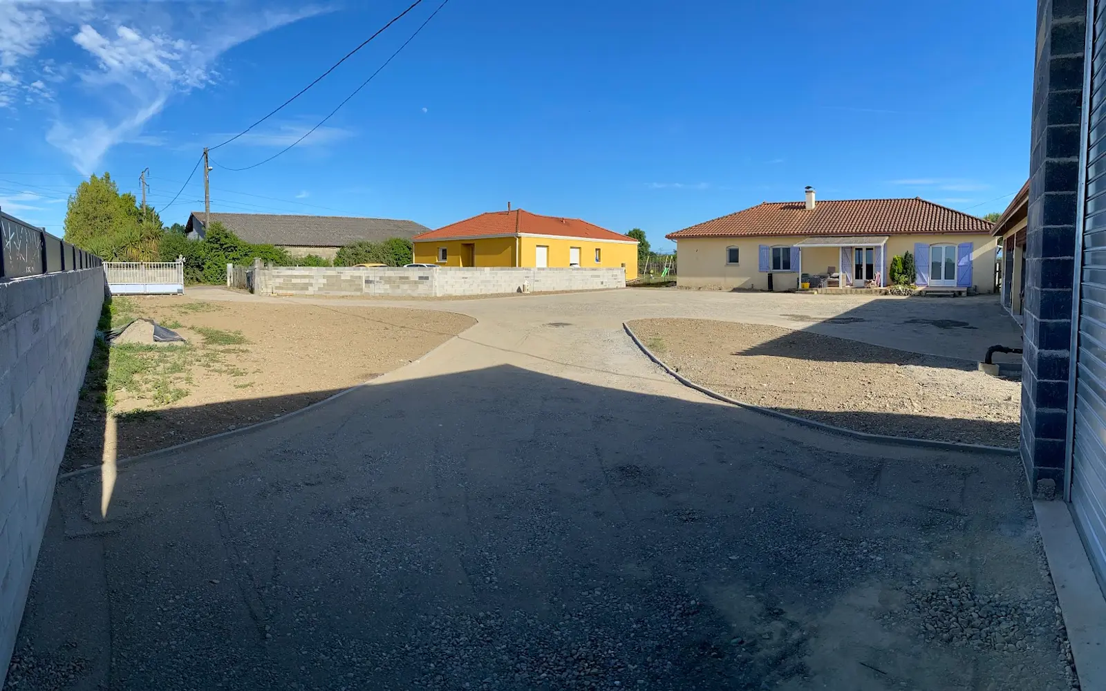 Amenagement de cour avec murs en parpaings et terrassement, chantier de maconnerie paysagere a Tarbes