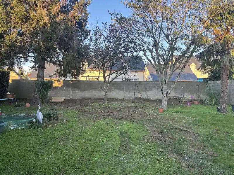 Muret de clôture bas en parpaings dans un jardin à Tarbes
