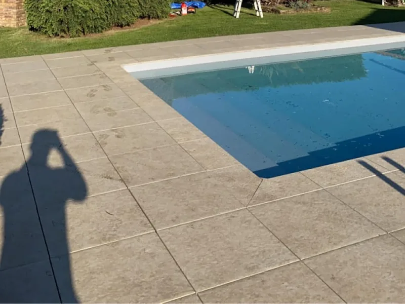 Terrasse dallee en pierre propre autour d'une piscine a Tarbes