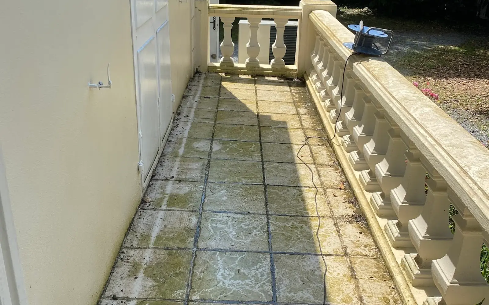 Nettoyage haute pression d'une terrasse en pierre encrassee par la mousse a Tarbes